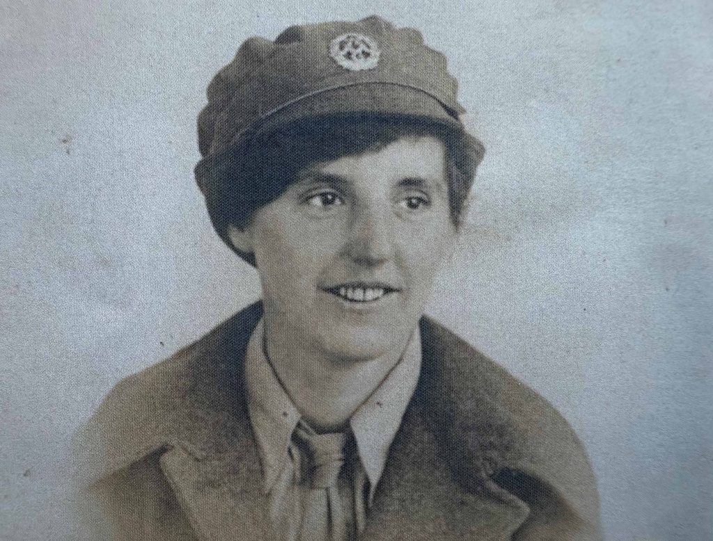 Image of a woman in British army World War I uniform 