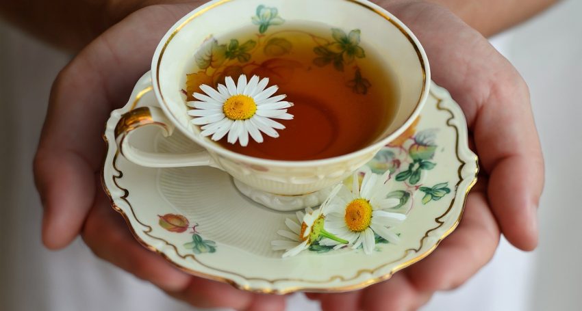 Tea cup with daisies