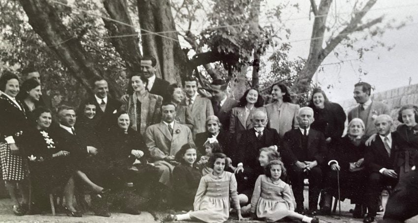 Large Palestinian family group shot in Jerusalem before the Nakba